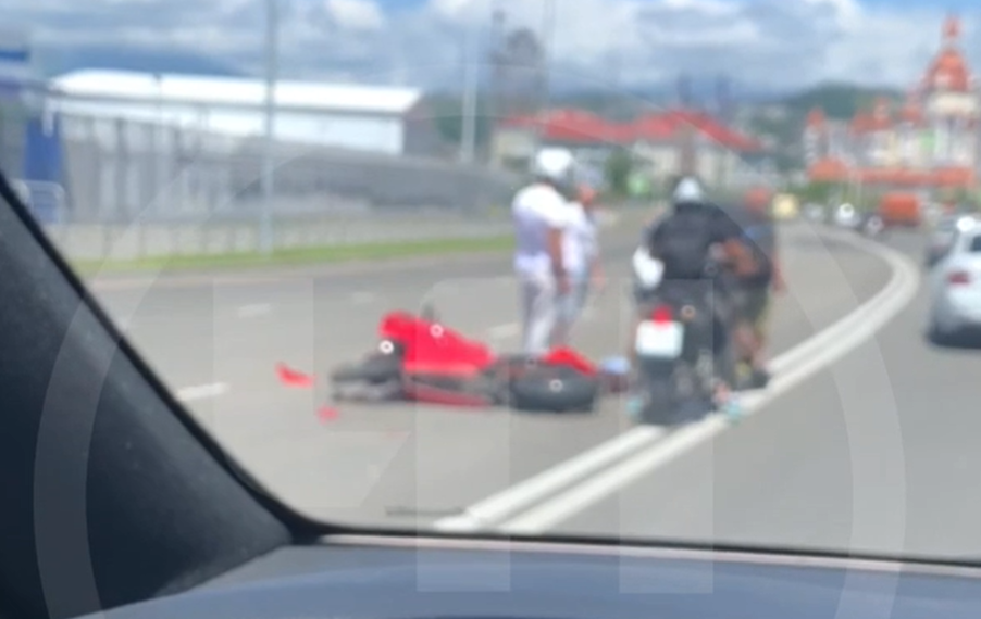 В Сириусе мотоциклист пострадал в ДТП с автомобилем