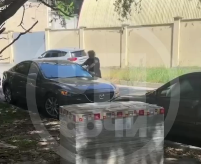 В Сочи “женщина с претензиями” громила чужие автомобили