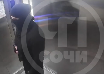 В Адлерском районе Сочи жильцов дома напугал неизвестный в подобии никаба