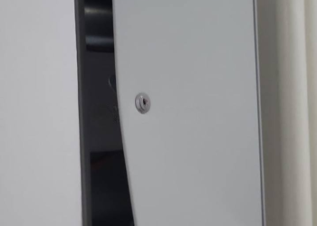 В Краснодаре два парня сломали дверь в многоэтажке и устроили погром в подъезде