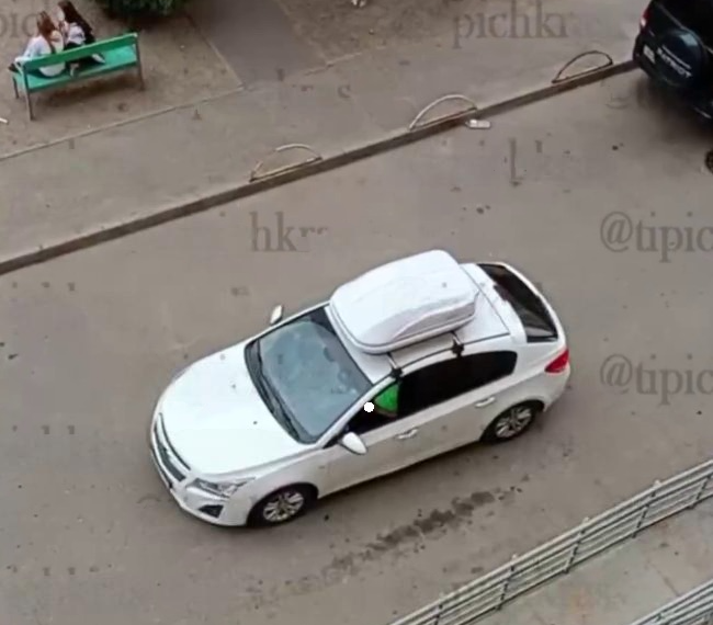 В Краснодаре водитель-извращенец мастурбировал на сидящих на лавочке девочек