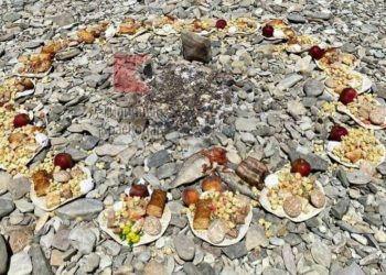 На берегу реки на Кубани обнаружили загадочную трапезу на 20 человек