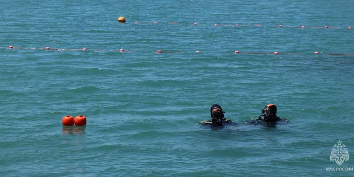 В Сочи туристку унесло в море во время шторма на пляже