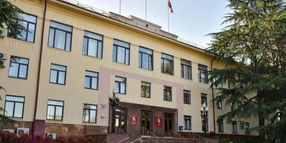 Жителям Сочи разрешили приходить в администрацию в шортах