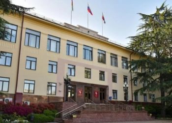 Жителям Сочи разрешили приходить в администрацию в шортах