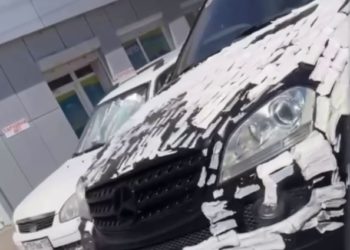 В Краснодаре Mercedes обклеили женскими прокладками