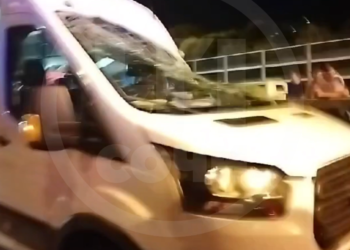 В Сочи микроавтобус врезался в машину дорожной службы, есть пострадавшие