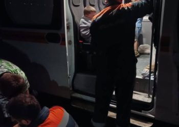 На Кубани автомобили с туристами застряли в грязи у смотровой площадки «Ласточкино гнездо»