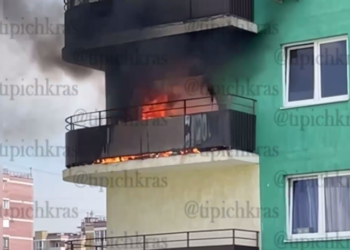 Балкон полыхает днем 8 июня в одной из многоэтажек Краснодара
