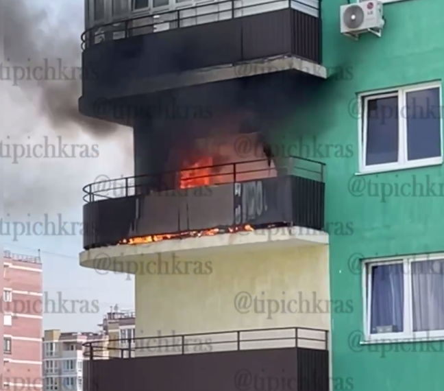 Балкон полыхает днем 8 июня в одной из многоэтажек Краснодара