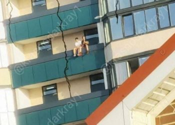 В Краснодаре дети экстремально загорали на балконе 18-го этажа