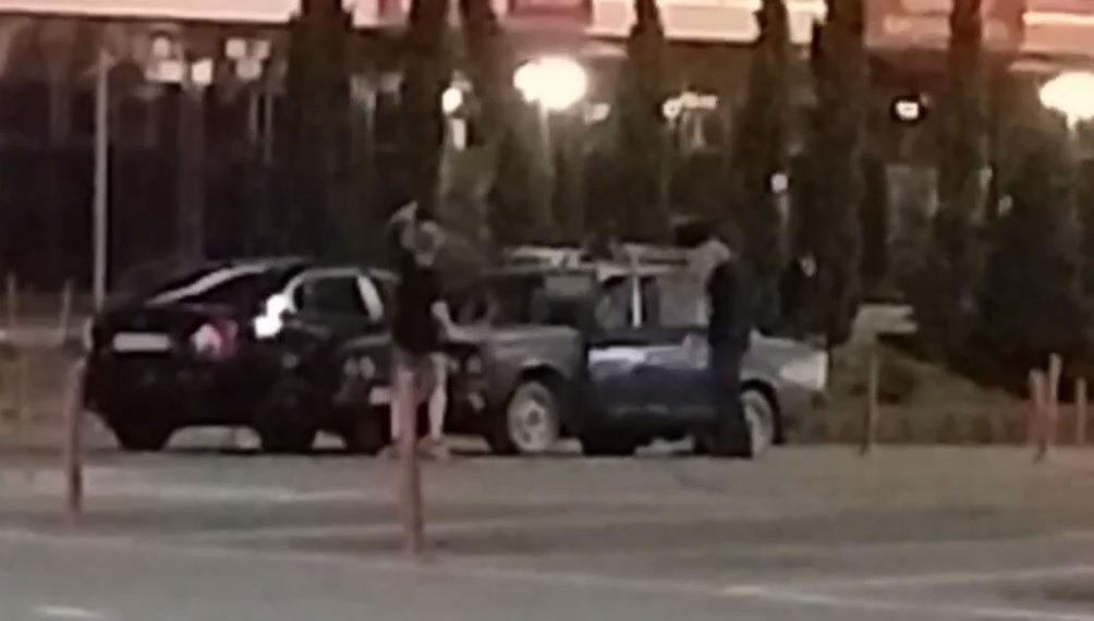 На Донской в Сочи три подростка прыгали на машине и кидались друг в друга