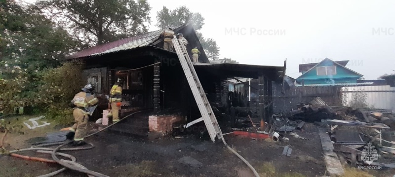 В Екатеринбурге жильцы дома сняли, как подростки избили лежащего сверстника ногами: видео