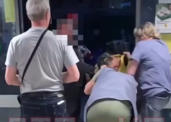 В Сочи пьяная туристка устроила драку с продавщицей и вцепилась ей в волосы