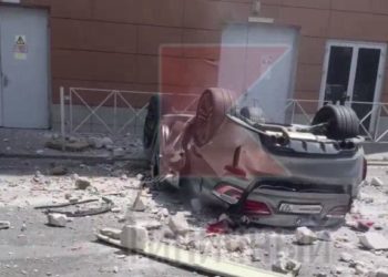 В Краснодаре с третьего этажа ТЦ рухнула машина с тремя людьми