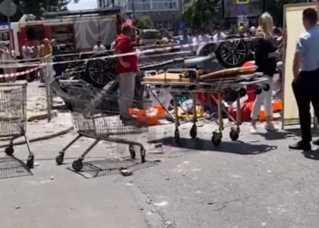 Очевидцы сообщили о гибели трех человек от падения авто в Краснодаре