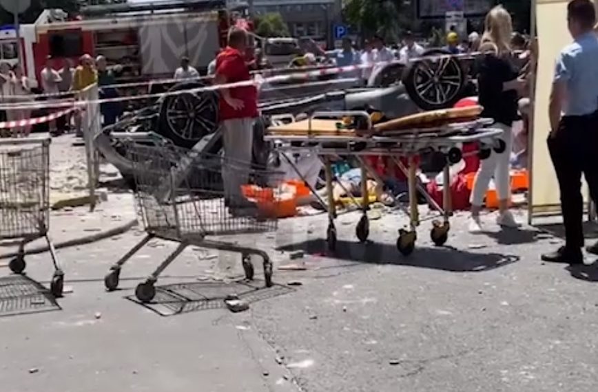 Очевидцы сообщили о гибели трех человек от падения авто в Краснодаре