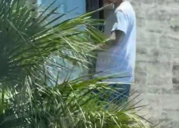 Вот что хинкали с людьми творят: в Сочи мужчина головой разбил стекло Хинкальной