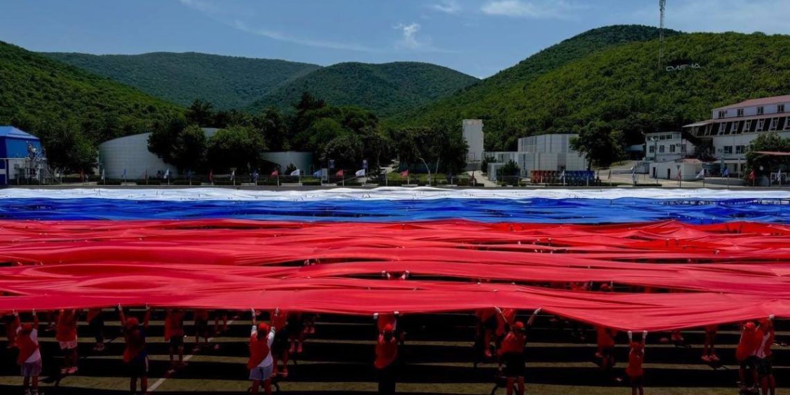 В Анапе в День России развернули гигантский триколор и установили рекорд страны
