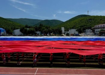 В Анапе в День России развернули гигантский триколор и установили рекорд страны