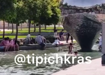 Из-за жары краснодарцы начали массово купаться в фонтанах