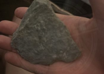 Подростки забрасывают камнями жителей Сочи