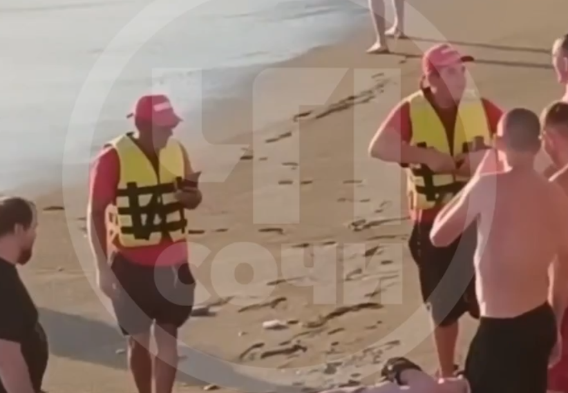 Двух тонувших туристов достали из бушующего моря за один день в Сочи