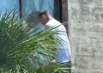 В Сочи мужчина лбом разбил стекло в хинкальной