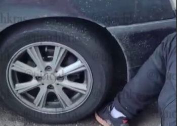 Автомобиль едва не наехал на мужчину, которому стало плохо на улице в Краснодаре