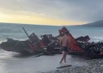 В Сочи море выбросило на берег останки таинственного судна