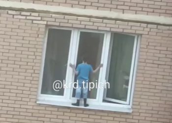 В Краснодаре мальчик разгуливал по карнизу за окном на большой высоте