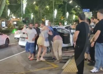 Нетрезвые туристы без одежды открыли сезон в центре Сочи весьма необычно