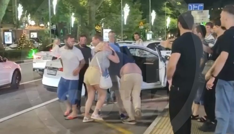 Нетрезвые туристы без одежды открыли сезон в центре Сочи весьма необычно