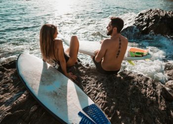 Сочинцам показали молодую пару, которая занялась сексом прямо в море на сапборде