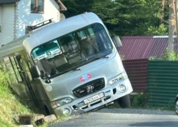 Пассажирский автобус попал в ливневку на дороге в Сочи