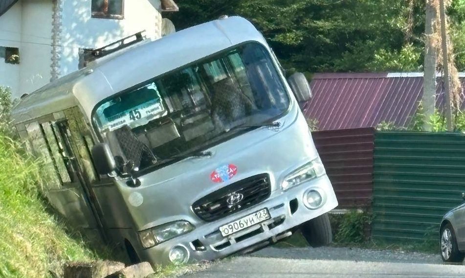 Пассажирский автобус попал в ливневку на дороге в Сочи