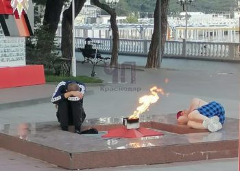 Туристка пожаловалась на спящих мужчин у мемориала Вечного огня в Геленджике