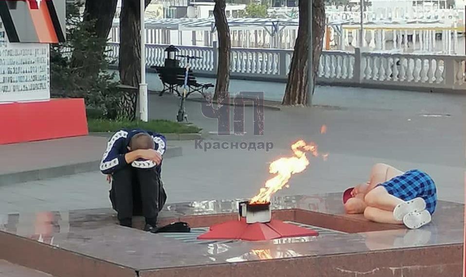 Туристка пожаловалась на спящих мужчин у мемориала Вечного огня в Геленджике