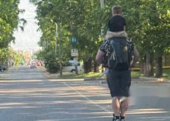 Мужчина с ребенком на плечах гоняет на самокате по дорогам Краснодара