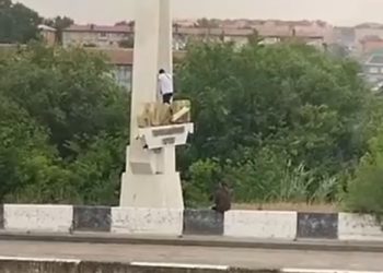 На старом Яблоновском мосту злой мужчина разрушал стеллу «Адыгея»