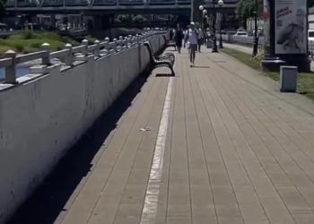 Около Моремолла в Сочи на велосипедной дорожке появились лавочки