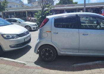 Жители санатория в Анапе жалуются на заблокированный пандус автомобилями