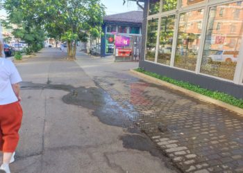 Прорыв канализационной трубы в Краснодаре вызвал антисанитарию на дорогах