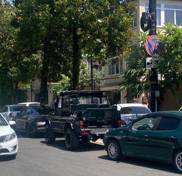 В Сочи местные жители пожаловались в мэрию на автомобили отдыхающих, а сами требуют проезда на пляж