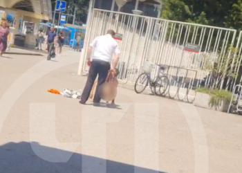 В Сочи голый парень с маской для сна на голове мастурбировал и молился у вокзала