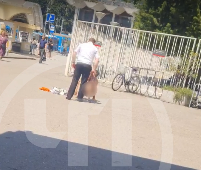 В Сочи голый парень с маской для сна на голове мастурбировал и молился у вокзала