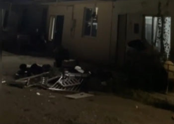 В Анапе местный неадекват «бомбил» улицу домашним имуществом