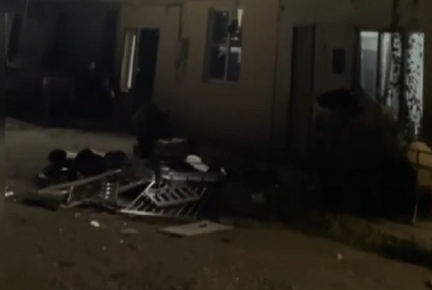 В Анапе местный неадекват «бомбил» улицу домашним имуществом