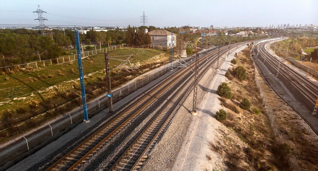 В Сочи 30-летний пешеход после встречи с электричкой оказался в больнице