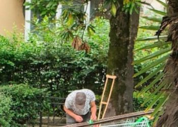 Мужчина с костылем попал в криминальную историю в Сочи